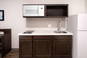 Kuchyň nebo kuchyňský kout v ubytování WoodSpring Suites Austin South Central I-35