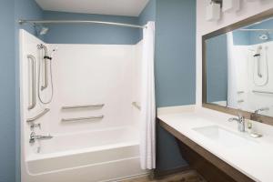 Koupelna v ubytování WoodSpring Suites Austin South Central I-35
