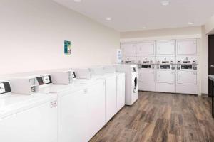Kuchyň nebo kuchyňský kout v ubytování WoodSpring Suites Austin South Central I-35