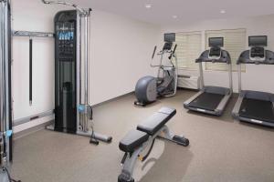 Fitness centrum a/nebo fitness zařízení v ubytování WoodSpring Suites Austin South Central I-35
