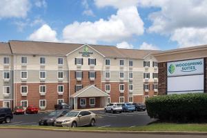 a large building with cars parked in a parking lot at WoodSpring Suites Memphis Southeast in Memphis