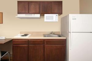 Kuchyň nebo kuchyňský kout v ubytování WoodSpring Suites Killeen
