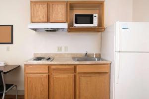 Kuchyň nebo kuchyňský kout v ubytování WoodSpring Suites Killeen
