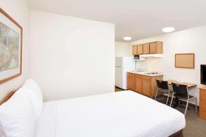 Kuchyň nebo kuchyňský kout v ubytování WoodSpring Suites Houston Willowbrook