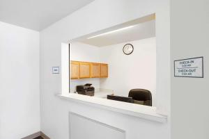 Kuchyň nebo kuchyňský kout v ubytování WoodSpring Suites Houston Willowbrook