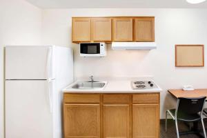 Kuchyň nebo kuchyňský kout v ubytování WoodSpring Suites Houston Willowbrook
