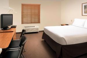TV a/nebo společenská místnost v ubytování WoodSpring Suites Midland