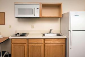 Kuchyň nebo kuchyňský kout v ubytování WoodSpring Suites Midland