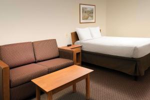 Postel nebo postele na pokoji v ubytování WoodSpring Suites Midland