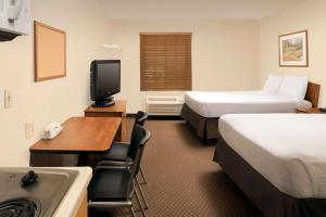 Postel nebo postele na pokoji v ubytování WoodSpring Suites Midland