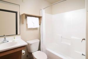 Koupelna v ubytování WoodSpring Suites Midland