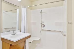 Koupelna v ubytování WoodSpring Suites Midland