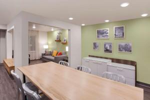 Uma área de estar em WoodSpring Suites Houston 288 South Medical Center