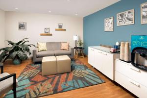 ein Wohnzimmer mit einem Sofa und einem TV in der Unterkunft WoodSpring Suites San Angelo in San Angelo
