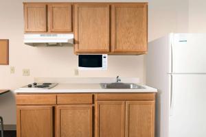 Kuchyň nebo kuchyňský kout v ubytování WoodSpring Suites Odessa