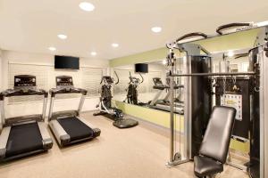 un gimnasio con cintas de correr y máquinas en una habitación en WoodSpring Suites Houston Northwest, en Houston