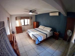 Postel nebo postele na pokoji v ubytování Baja Joe's Hotel