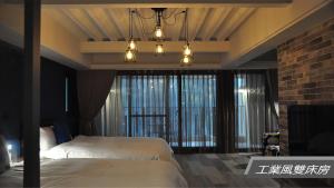 
A bed or beds in a room at Sheng Shine Forest Resort
