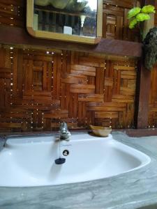 Rattana Bungalow Koh Chang في كوه تشانج رانونغ: حوض استحمام مع صنبور في الحمام