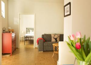 ein Wohnzimmer mit einem Sofa und einem Tisch in der Unterkunft Gartenhaus Auguste in Dresden