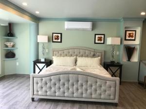 Postel nebo postele na pokoji v ubytování South Shore Villa Armonia Luxury Boutique
