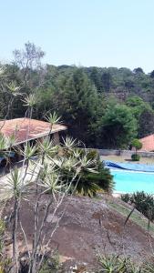 Uma vista da piscina em Chale em Atibaia ou nos arredores