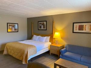 pokój hotelowy z łóżkiem i kanapą w obiekcie Hotel Veranda DuBois w mieście DuBois