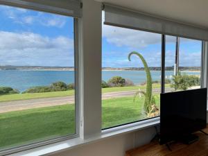 een raam met uitzicht op de oceaan bij Salty Dog in Emu Bay