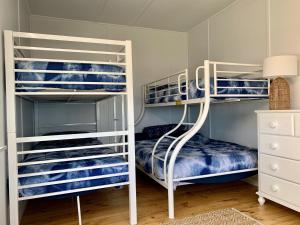 Schlafzimmer mit Etagenbetten und blauen und weißen Handtüchern in der Unterkunft Salty Dog in Emu Bay