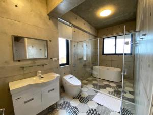 馬公市的住宿－朗朗山水民宿，浴室配有卫生间、盥洗盆和淋浴。
