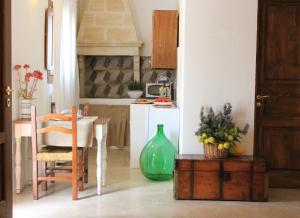 A kitchen or kitchenette at Masseria Zambardo