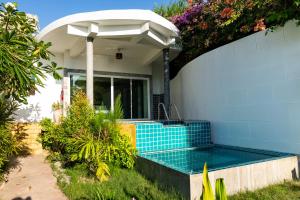 Bazén v ubytování Yao Yai Beach Resort nebo v jeho okolí