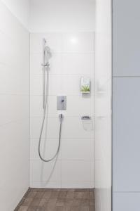 baño con ducha y puerta de cristal en Business Motel Feldkirch en Feldkirch