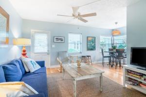 un salon avec un canapé bleu et une table dans l'établissement Cute One Bedroom at The Coral Resort apts, à Clearwater Beach
