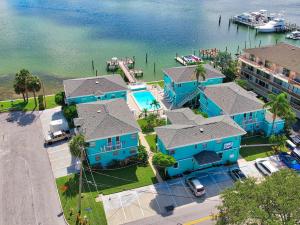 une vue aérienne sur les maisons bleues à côté de l'eau dans l'établissement Cute One Bedroom at The Coral Resort apts, à Clearwater Beach