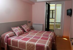 A bed or beds in a room at Pensión la Marinera