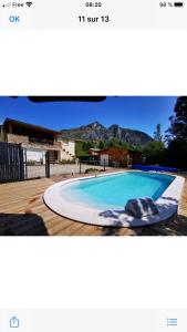 a picture of a swimming pool with a mountain in the background at Au bord de l eau in Surba