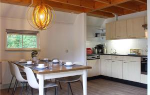 德布爾特的住宿－Nocht，厨房配有木桌和白色椅子