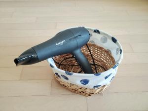 secador de pelo en una cesta en el suelo en Cozy - Experience Home like Comfort Studio en Incheon