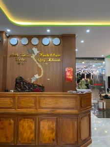 um restaurante com um balcão de madeira num quarto em Anh Tuấn Hotel & Coffee - Pleiku, Gia Lai em Pleiku