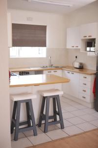 Cuina o zona de cuina de Holiday apartment - 2min from beach (Melkbosstrand, Cape Town)