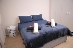 Llit o llits en una habitació de Holiday apartment - 2min from beach (Melkbosstrand, Cape Town)