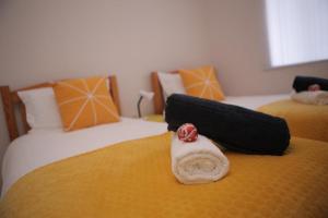 Llit o llits en una habitació de Holiday apartment - 2min from beach (Melkbosstrand, Cape Town)