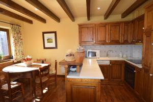 A kitchen or kitchenette at Casa en Bolvir, jardin y piscina