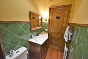 A bathroom at Casa en Bolvir, jardin y piscina