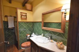A bathroom at Casa en Bolvir, jardin y piscina