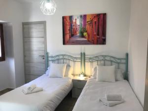 duas camas sentadas uma ao lado da outra num quarto em Home SEA&DREAMS OldTown I em Calpe