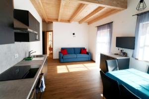 cocina y sala de estar con sofá azul en Nestlhof, en Vipiteno