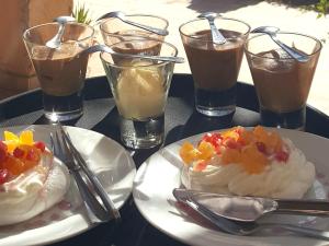 una mesa con dos platos de comida y copas de bebidas en Jnane Tihihit, en Lalla Takerkoust