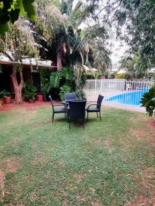 a table and chairs in a yard with a fence at Roundhouse Motel in Peterborough